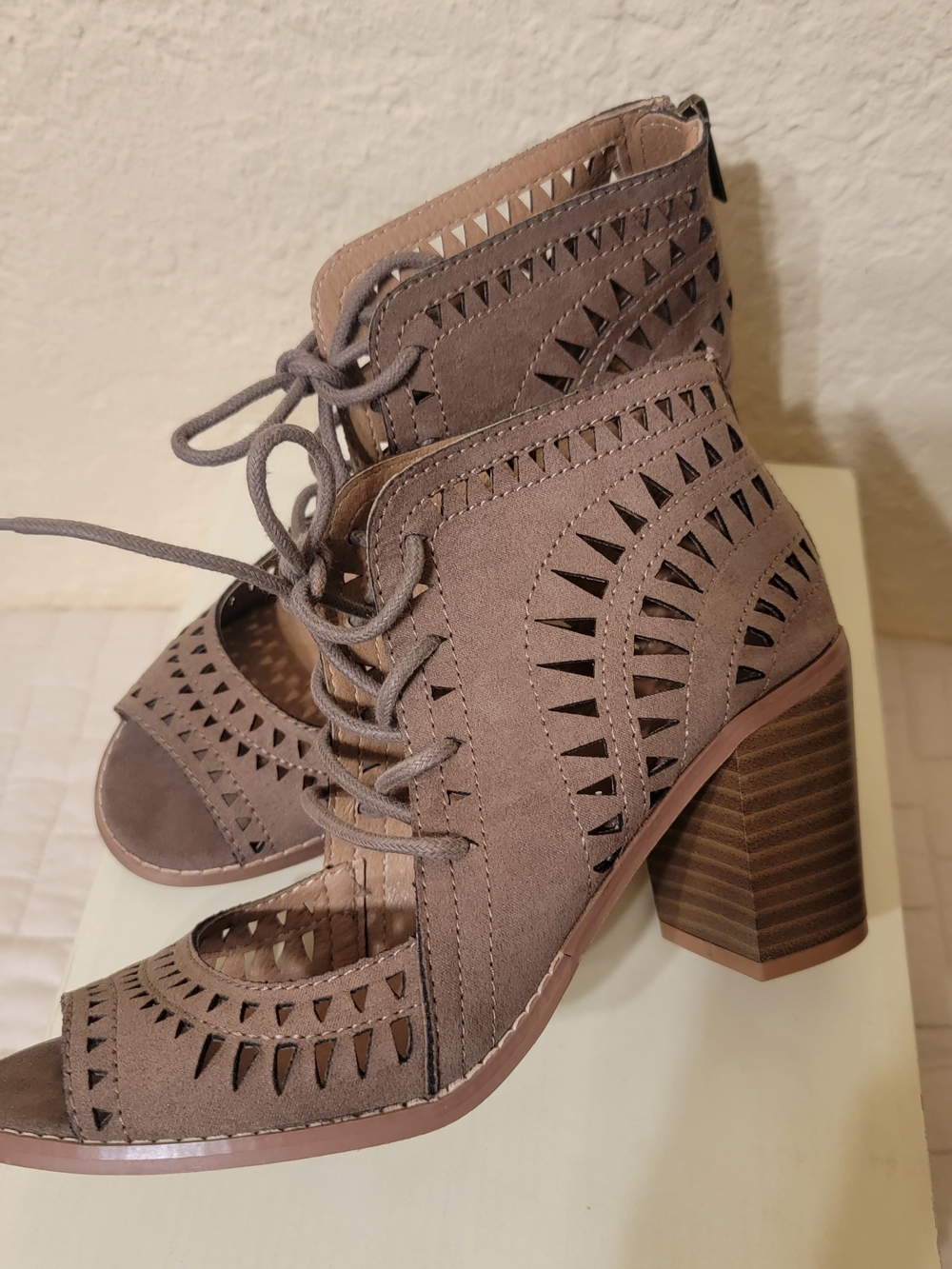 Canyon River Blues Taupe Lace-Up Cutout Block Heels Sz 7 - NEW IN BOX